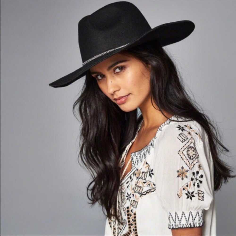 Abercrombie & Fitch Black Hat with Chain